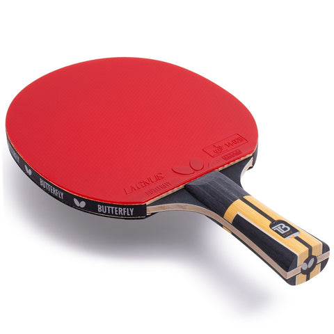 Butterfly Timo Boll Force mit rotem Belag und gelb-schwarzem Griff aus seitlicher Perspektive